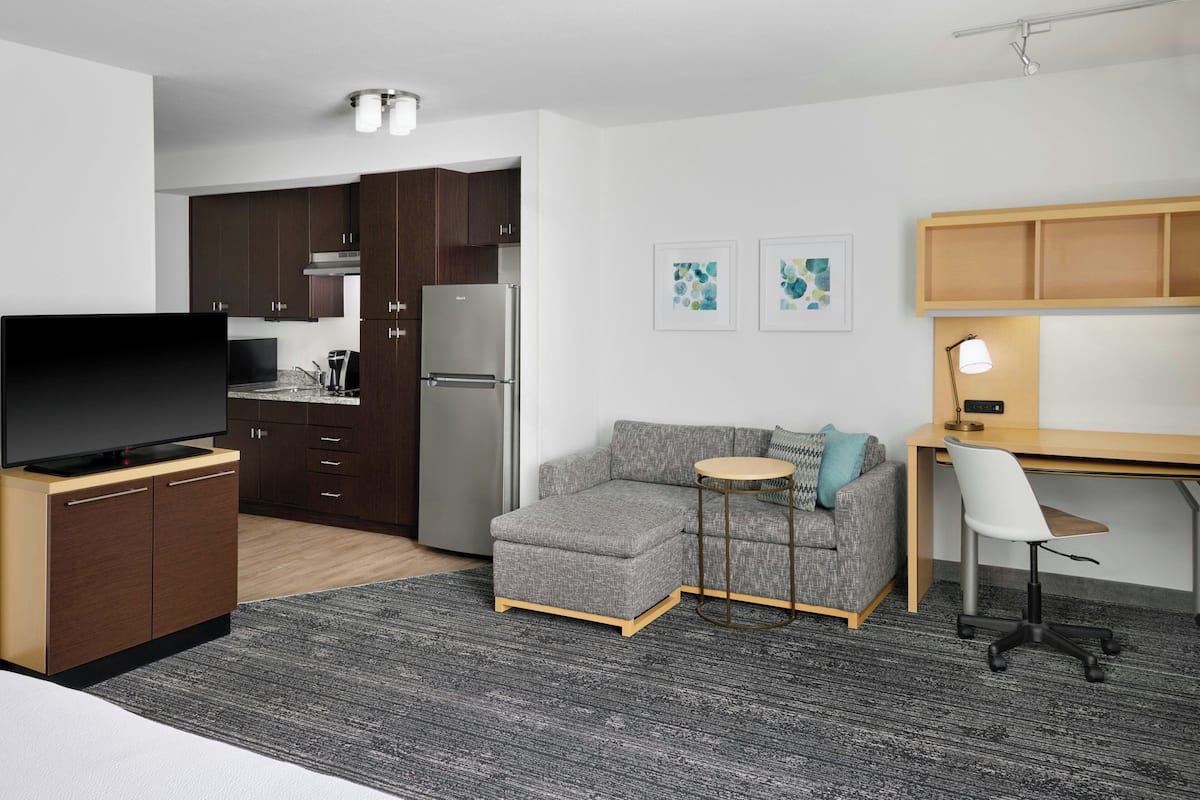 Studio, 1 King Bed with Sofa bed | Desk, iron/ironing board, WiFi (free), alarm clocks