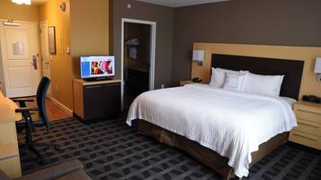 办公桌、熨斗/熨衣板、免费 WiFi、闹钟