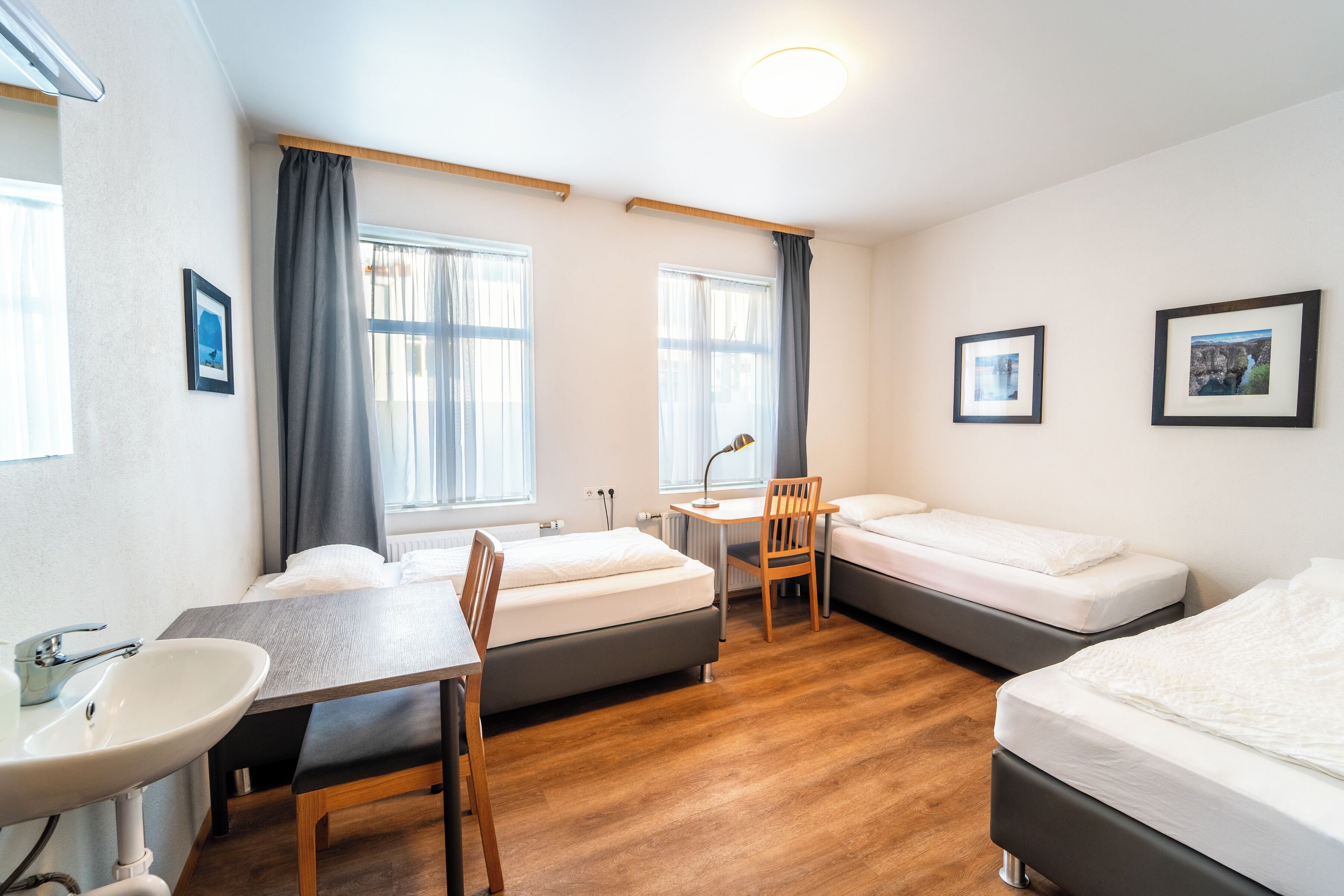 Driepersoonskamer, gedeelde badkamer | Een bureau, gratis wifi, beddengoed