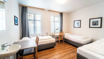 Driepersoonskamer, gedeelde badkamer | Een bureau, gratis wifi, beddengoed