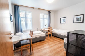 Desk, free WiFi, bed sheets - Guesthouse Aurora (Reykjavik)
