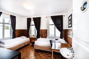 Desk, free WiFi, bed sheets - Guesthouse Aurora (Reykjavik)