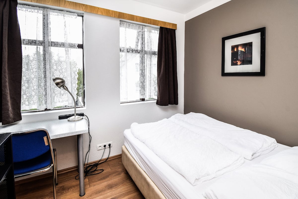Escritorio, wifi gratis y ropa de cama