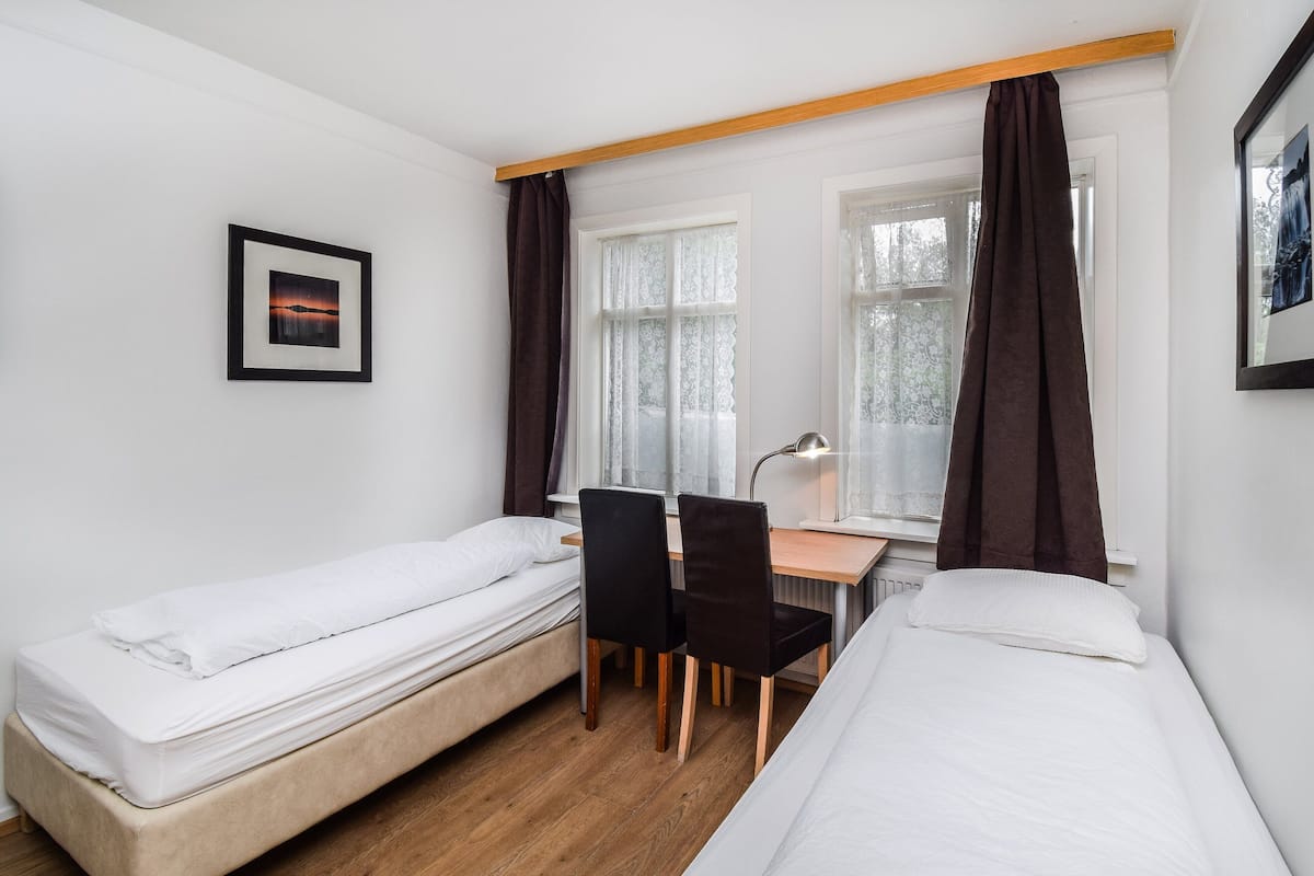 Escritorio, wifi gratis y ropa de cama