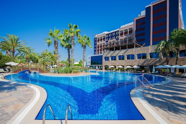 4 piscinas techadas, 8 piscinas al aire libre, sombrillas