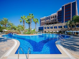 4 piscinas techadas, 8 piscinas al aire libre, sombrillas