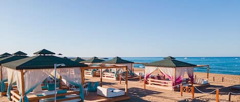 Plage privée, cabines (en supplément), chaises longues, parasols