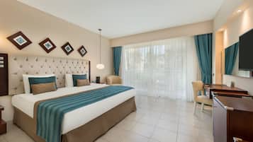 Deluxe Room | Free minibar, in-room safe, desk, soundproofing