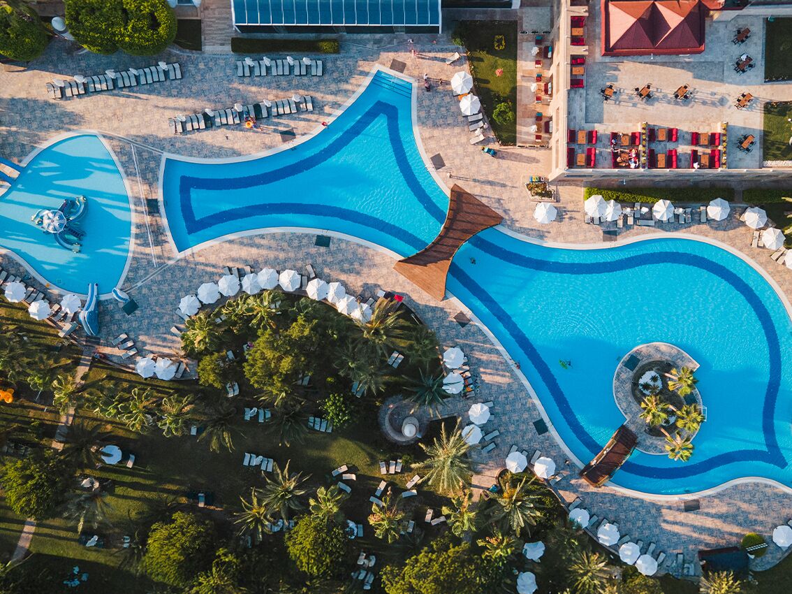 4 Innenpools, 8 Außenpools, Sonnenschirme, Liegestühle