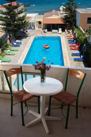 Piscine extérieure (ouverte en saison), parasols de plage