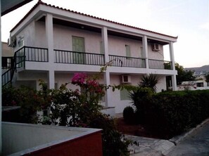 Front of property - Haris Apartments (Hersonissos)