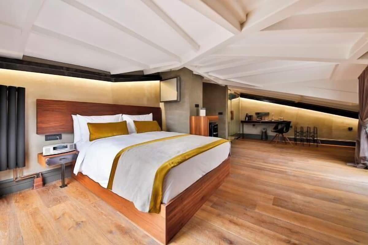 Luxe beddengoed, een minibar, een kluis op de kamer