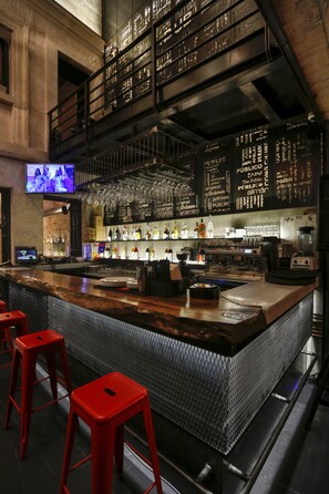 2 bars/lounges, lobby lounge