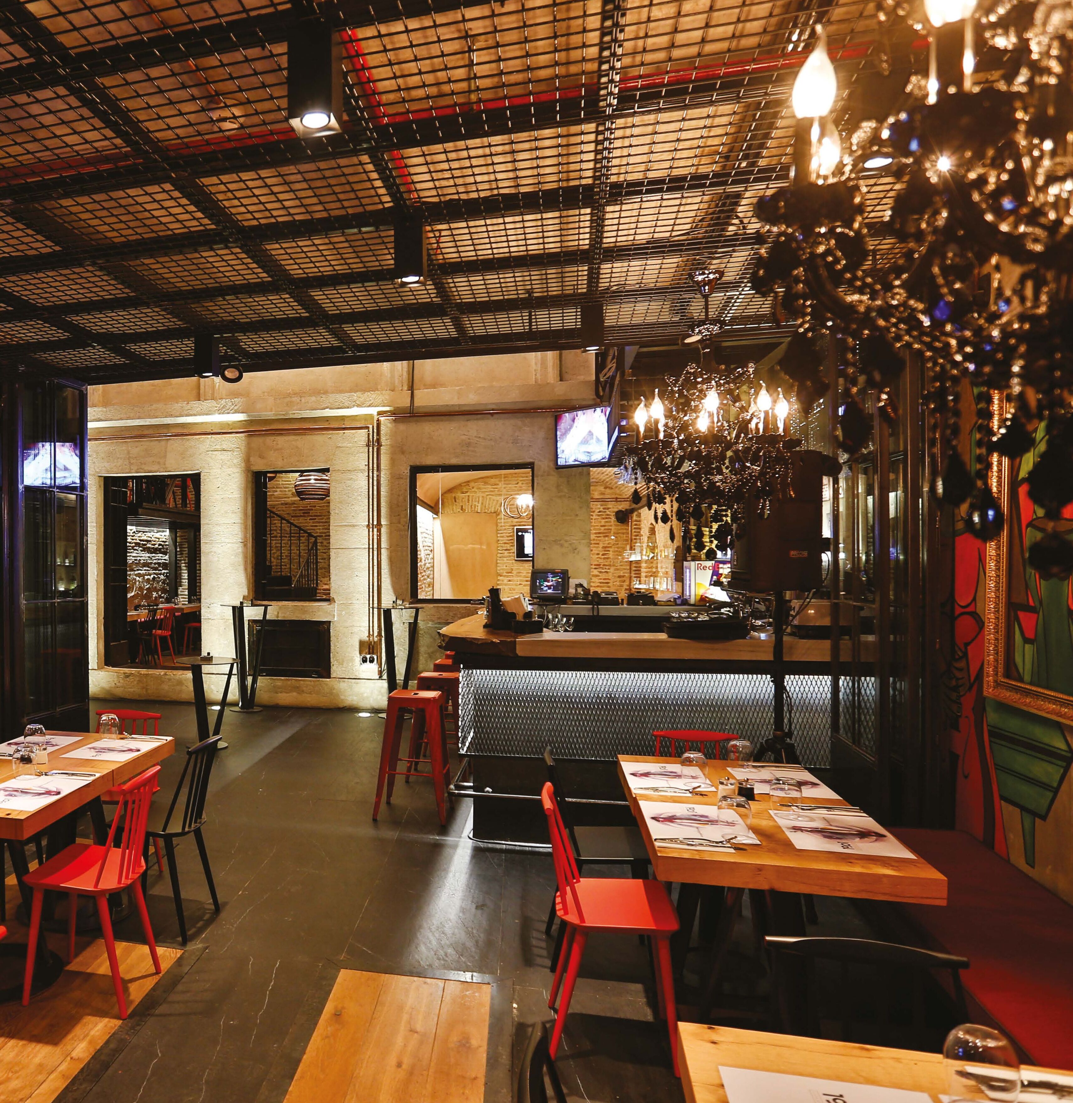 breakfast and lunch served, international cuisine