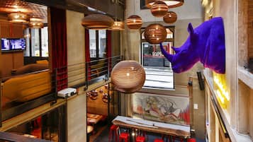 2 bars, lounge dans le hall