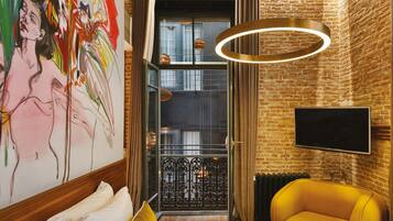 Superior Suite | Peralatan tempat tidur premium, bar mini, peti besi dalam bilik