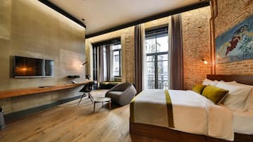 Senior Suite (Istiklal View) | Literie de qualité supérieure, minibar, coffres-forts dans les chambres