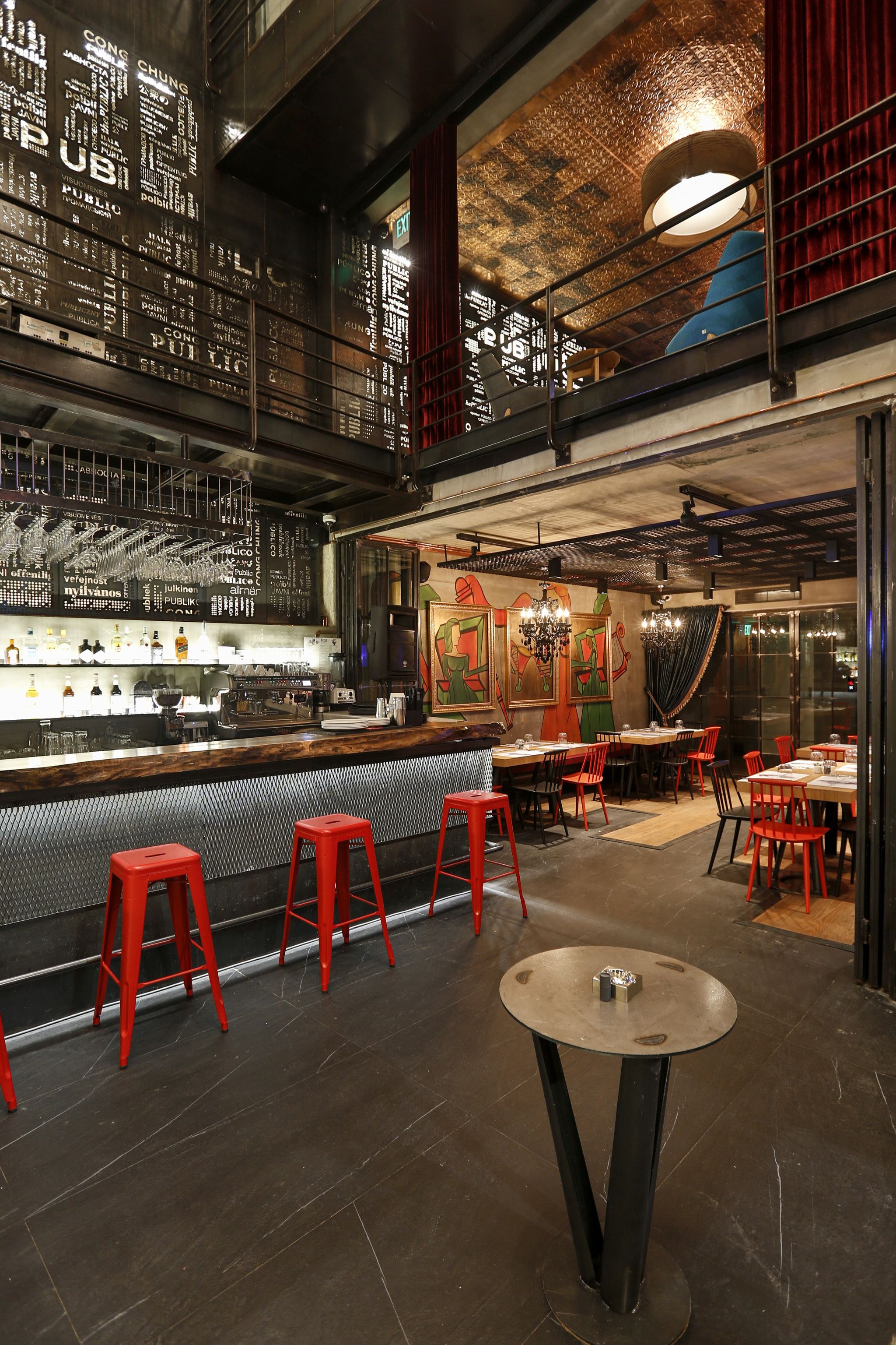 2 bars/lounges, lobby lounge