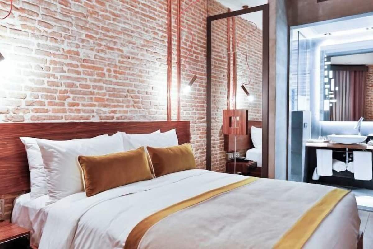 Luxe beddengoed, een minibar, een kluis op de kamer