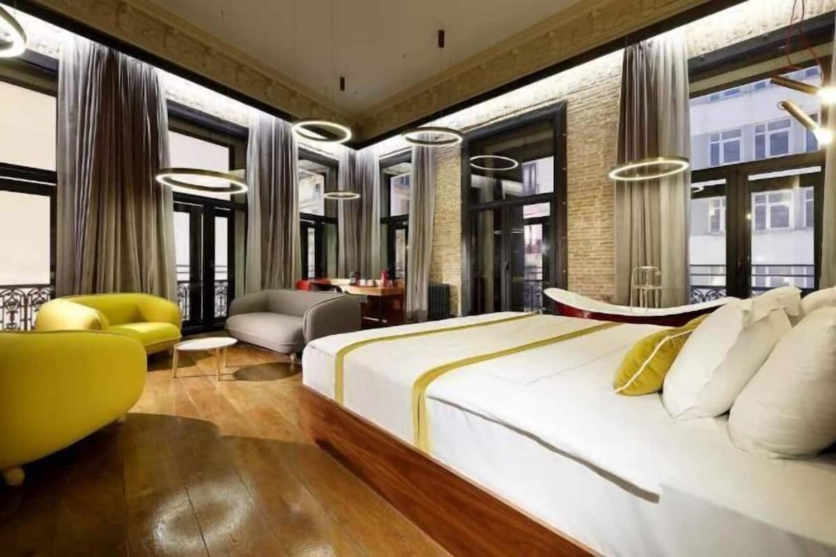 Luxe beddengoed, een minibar, een kluis op de kamer