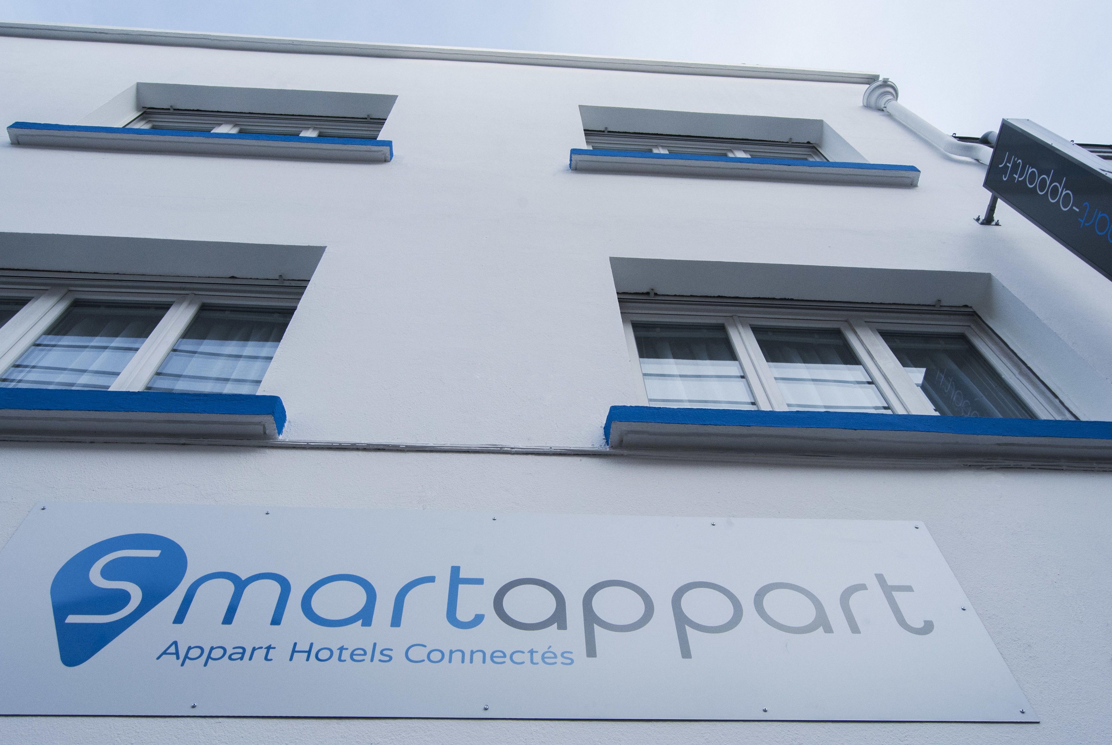 A building with a sign that reads "smartappart" and "Appart Hotels Connectés".