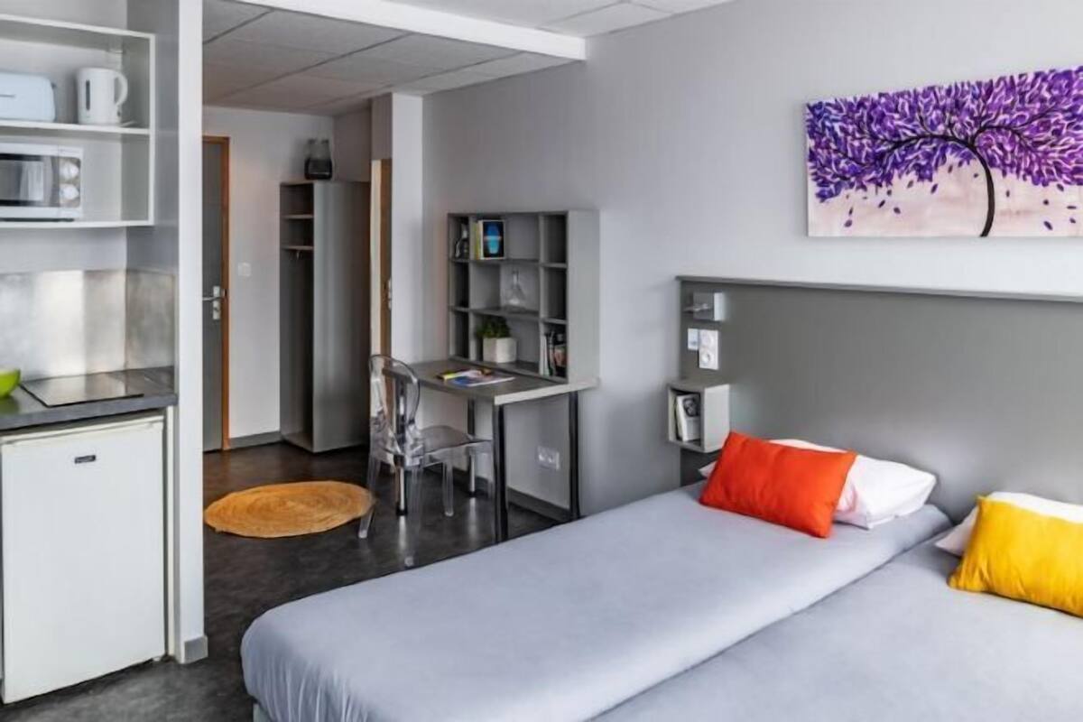 Desk, soundproofing, free WiFi, wheelchair access