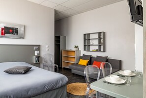 Studio familial | Bureau, système d’insonorisation, accès au Wi-Fi (inclus)