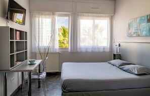 Estudio superior | Escritorio, sistema de insonorización, wifi gratis