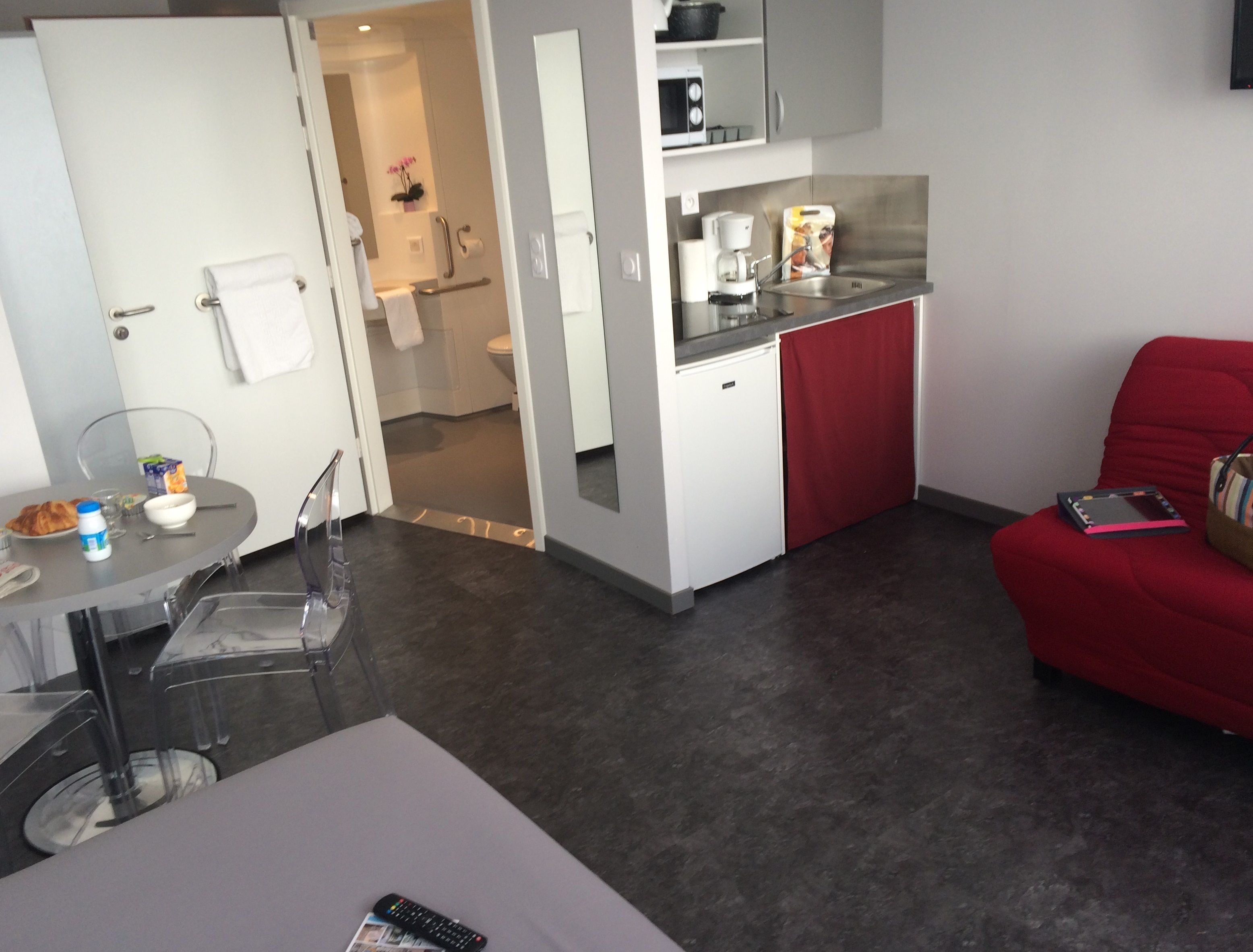 Monolocale familiare | Cucina privata | Frigorifero, microonde, piano cottura, macchina per tè/caffè