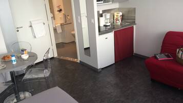 Monolocale familiare | Cucina privata | Frigorifero, microonde, piano cottura, macchina per tè/caffè