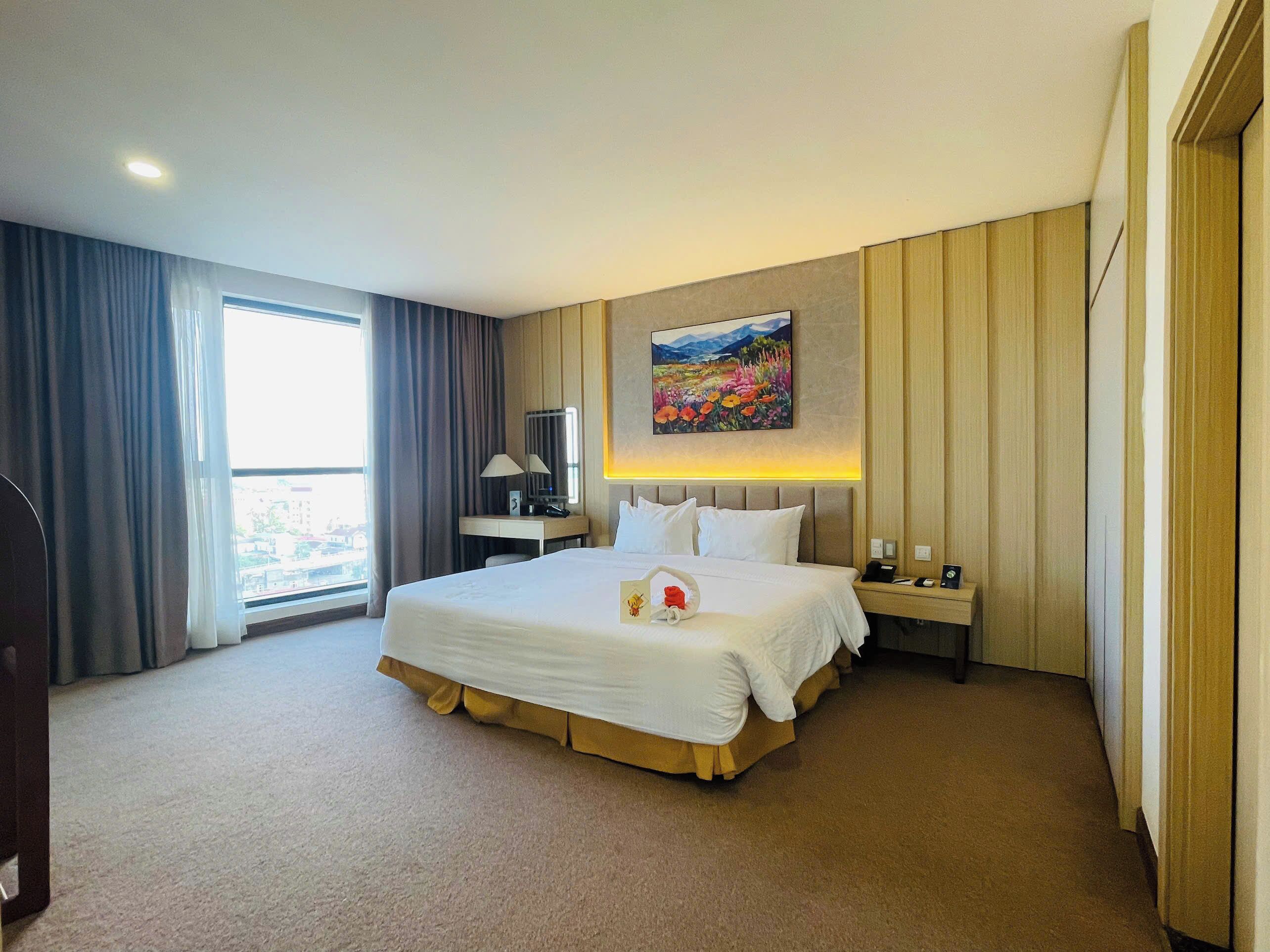 行政套房, 1 张特大床 | 高档床上用品、迷你吧、客房内保险箱、办公桌