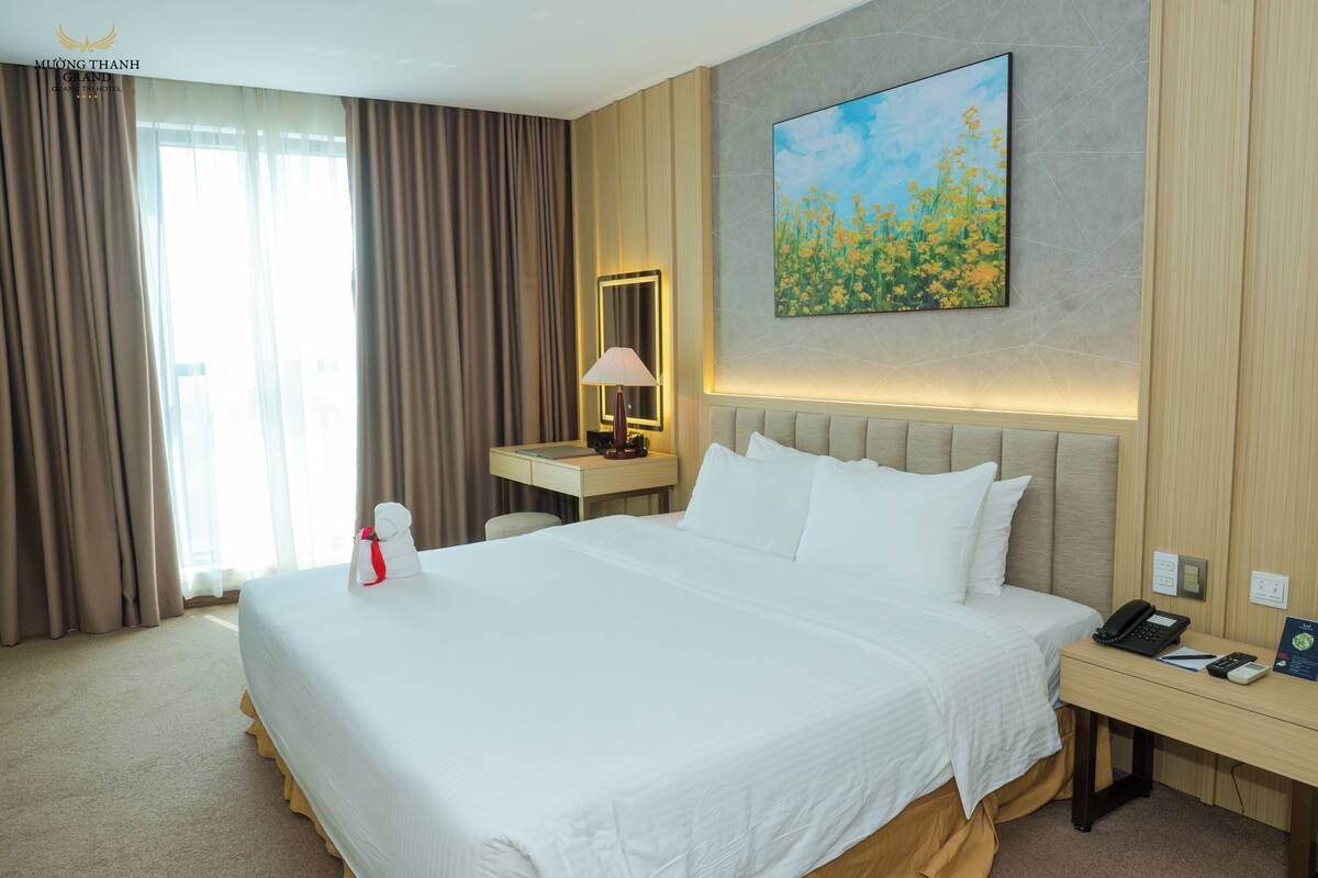 Deluxe Double Room, 1 King Bed | Premium bedding, minibar, in-room safe, desk