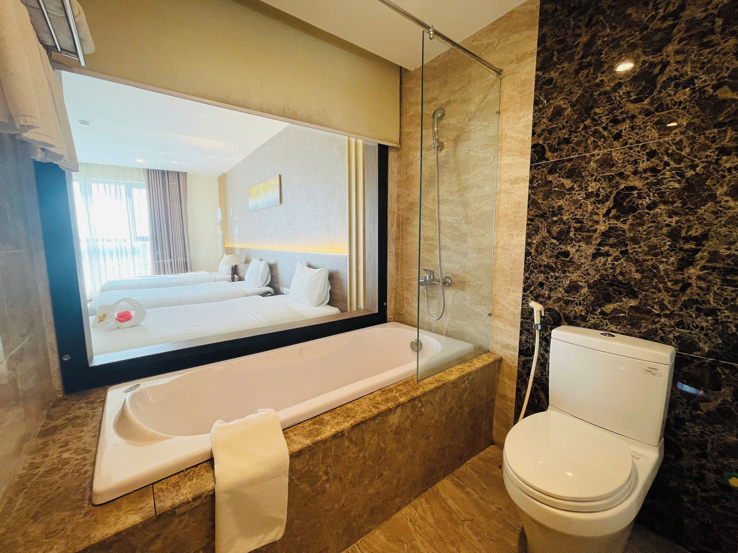 Deluxe-Dreibettzimmer, 3 Einzelbetten | Badezimmer