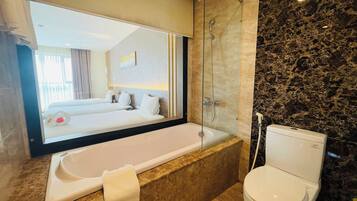 Deluxe-Dreibettzimmer, 3Â Einzelbetten | Badezimmer