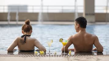 Una piscina techada, una piscina al aire libre