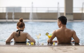 Innendørsbasseng, utendørsbasseng og solsenger