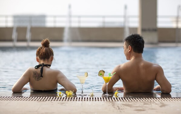 Piscine intérieure, piscine extérieure, chaises longues