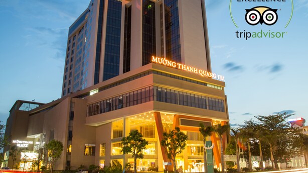 Un hôtel moderne avec une enseigne bien visible portant l’inscription « MUONG THANH QUANG ».