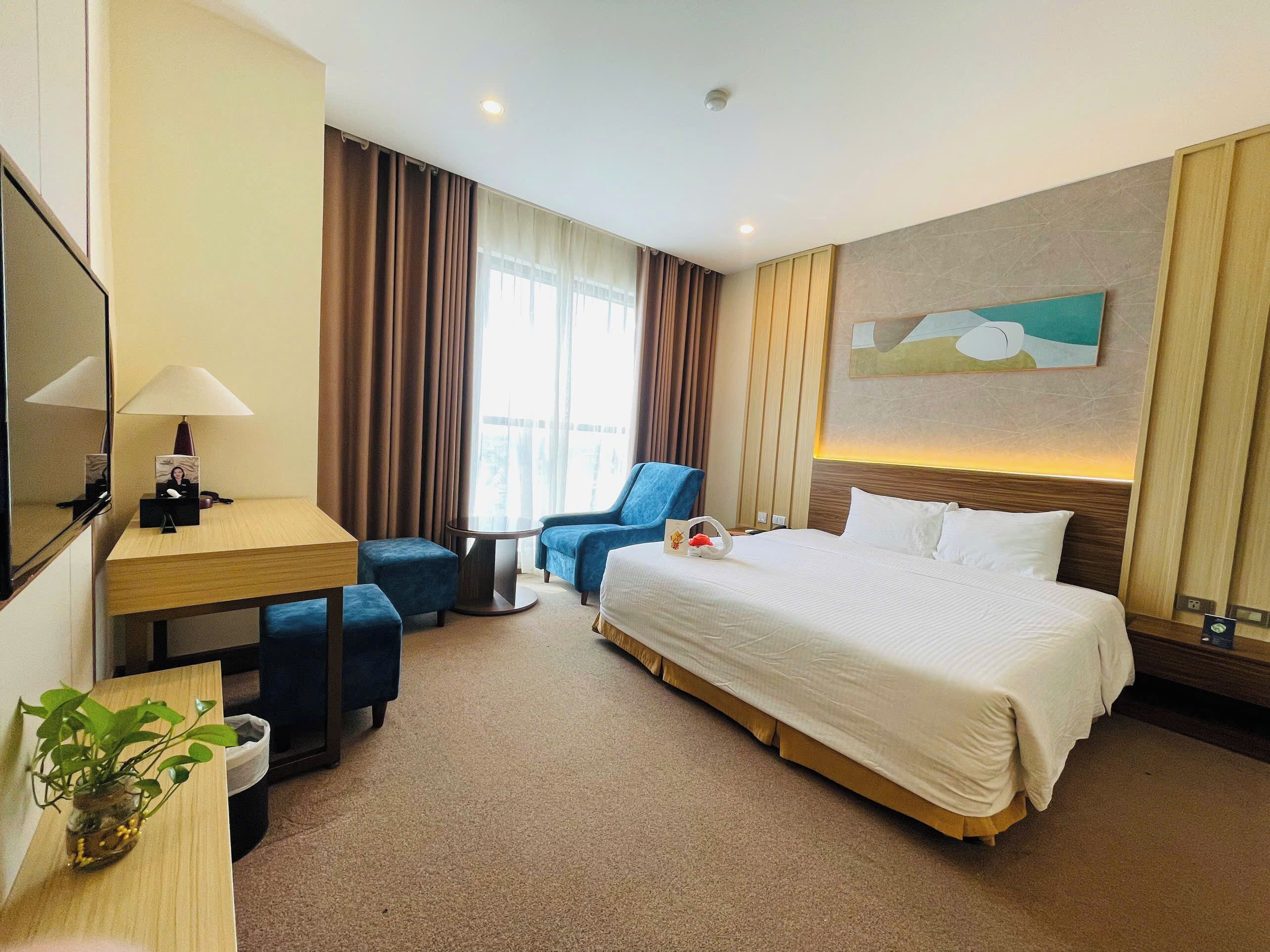 华丽双人房, 1 张特大床 | 高档床上用品、迷你吧、客房内保险箱、办公桌