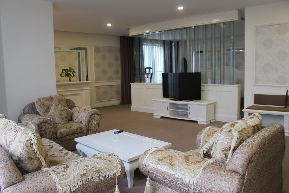 executive suite, 1 king bed | premium bedding, minibar, in-room safe, desk