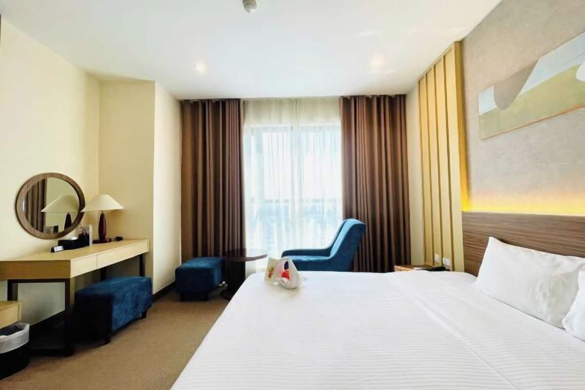 Premium bedding, minibar, in-room safe, desk
