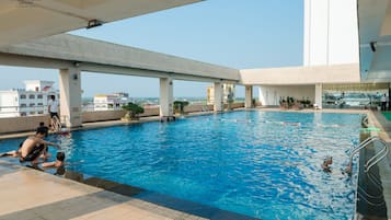 Hồ bơi trong nhà, hồ bơi ngoài trời, ghế dài tắm nắng