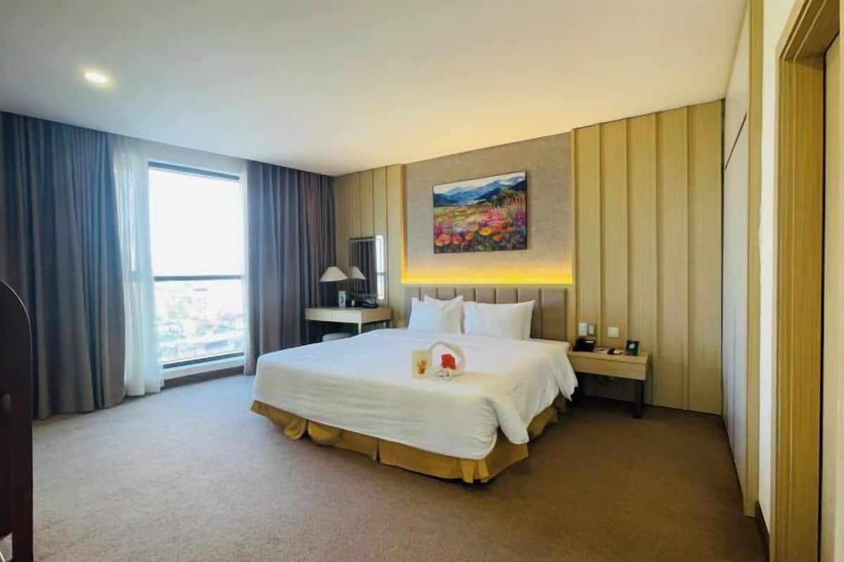 Premium bedding, minibar, in-room safe, desk