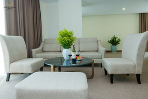 Suíte executiva, 1 cama King | Área de estar | TV LCD