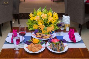 9 restaurants servant le déjeuner et le dîner