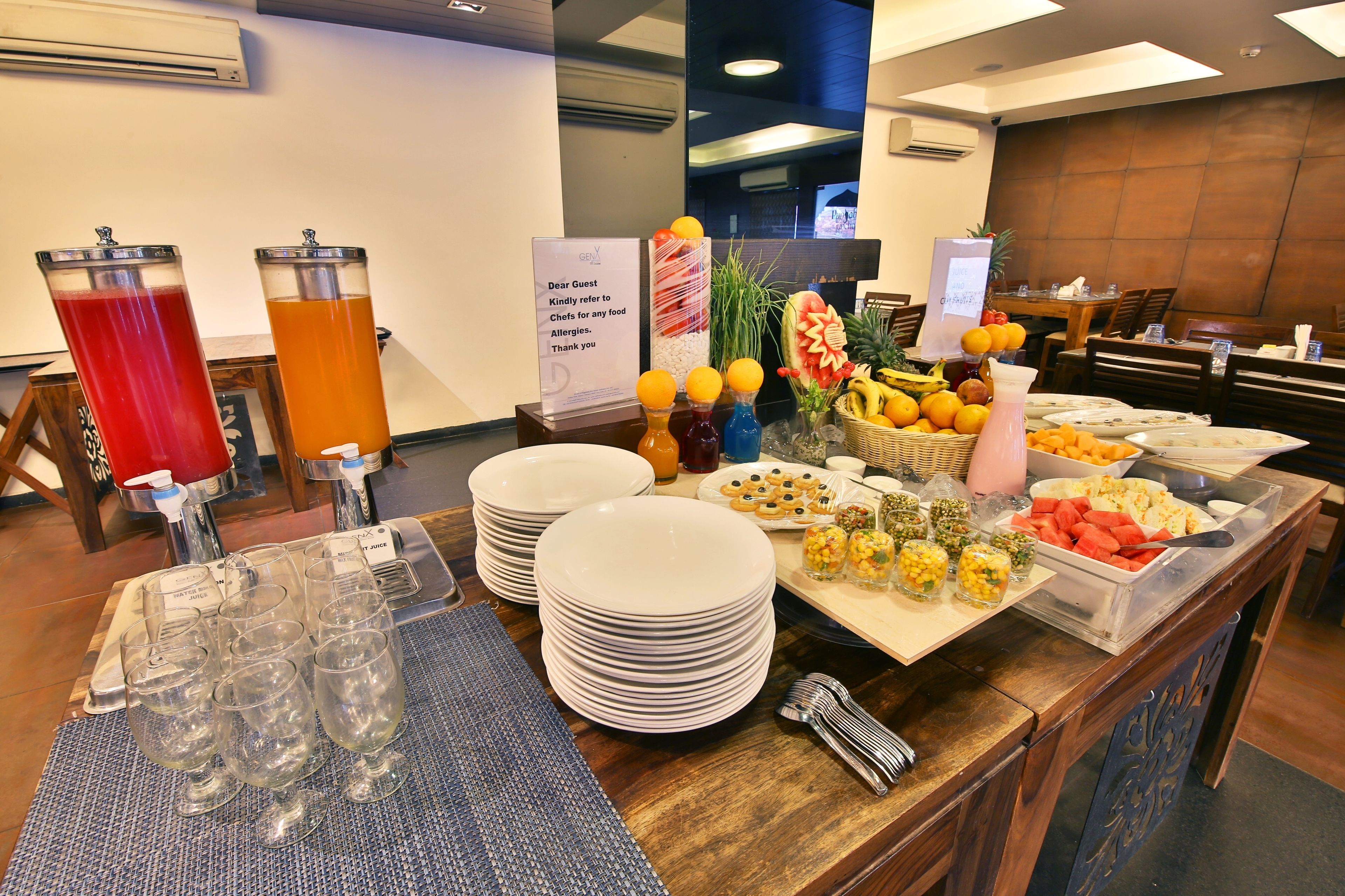 Ein reichhaltiges Buffet mit verschiedenen Speisen, Getränken und Gläsern.