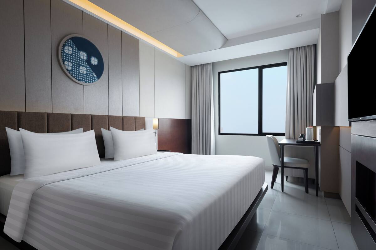 Deluxe Room, 1 King Bed | In-room safe, free WiFi