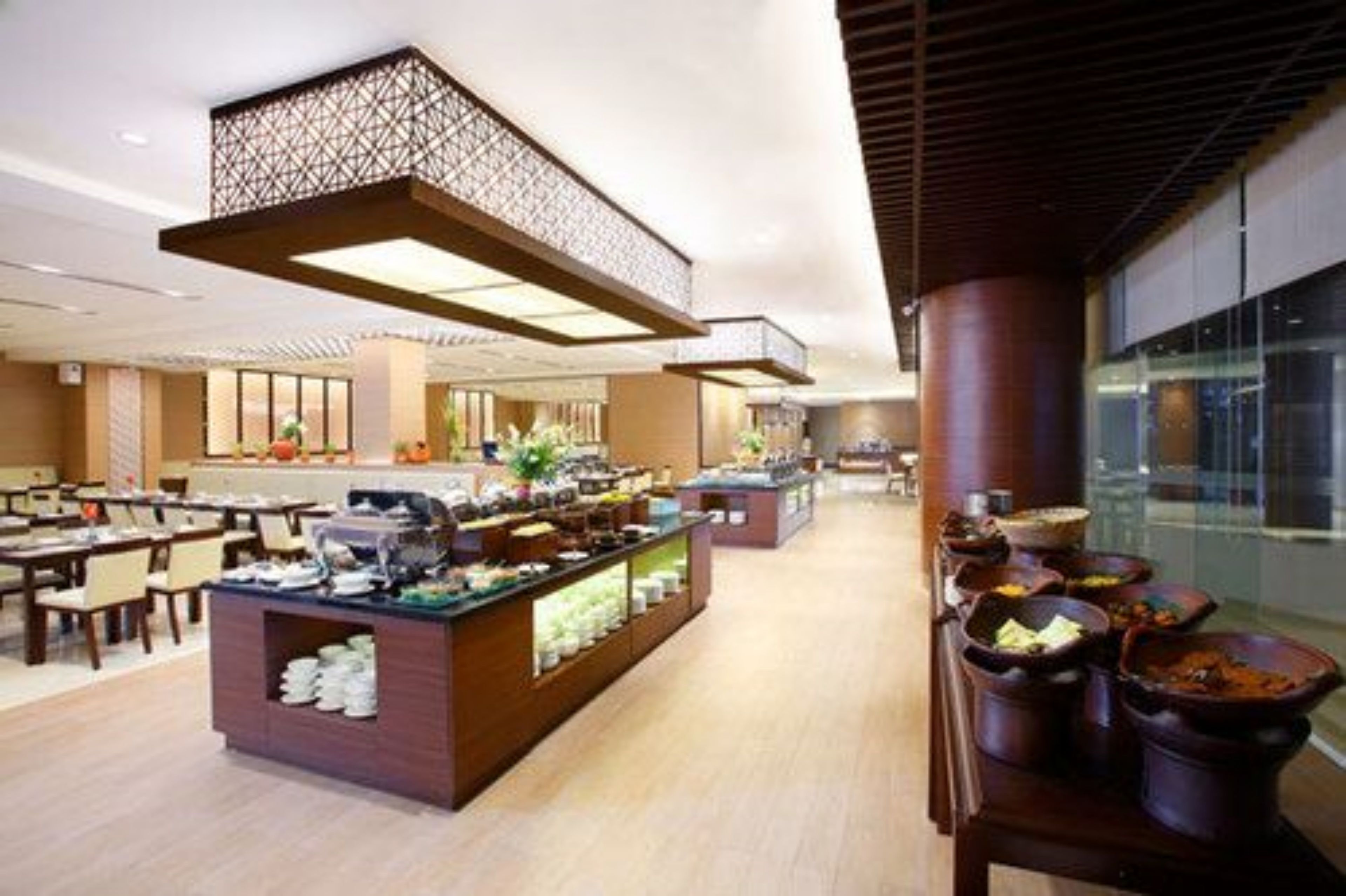 Breakfast, lunch, dinner served; international cuisine 