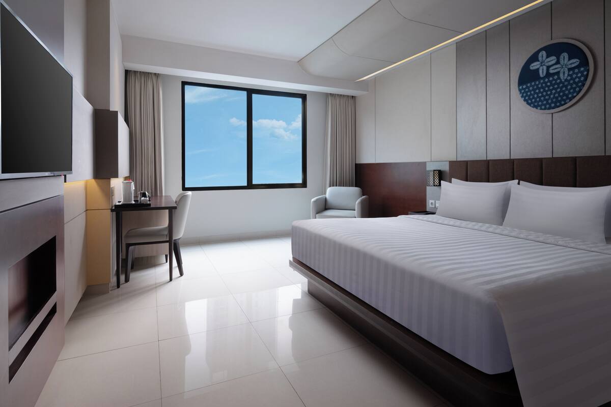Premier Room, 1 King Bed | In-room safe, free WiFi