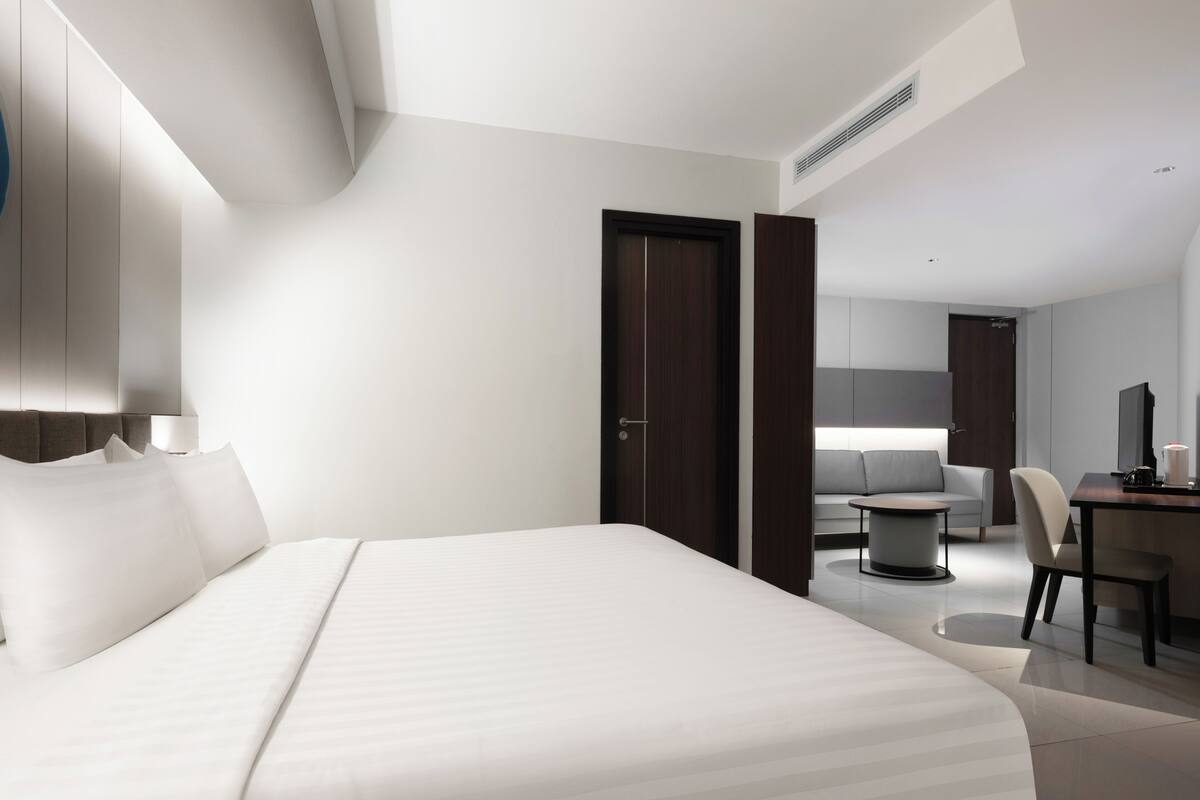 Executive Room, 1 King Bed | In-room safe, free WiFi